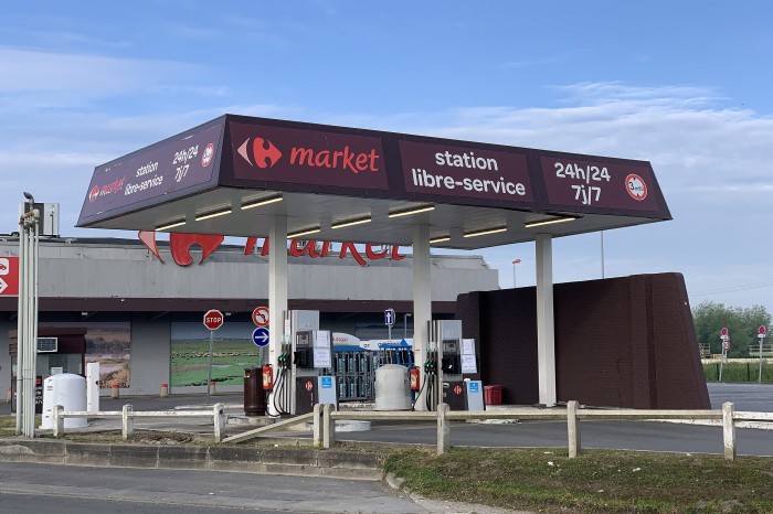 Major French supermarkets now selling fuel at zero profit to help with cost of living crisis