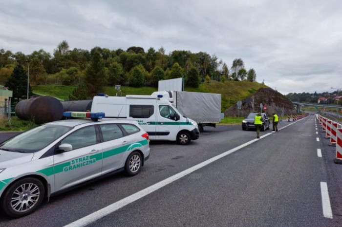 Checks at central european borders to continue into November