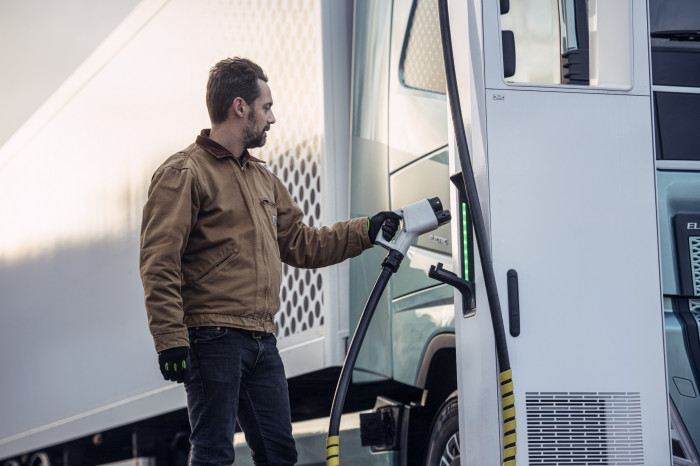 Volvo Trucks launches charging service for all brands of electric HGVs in Sweden