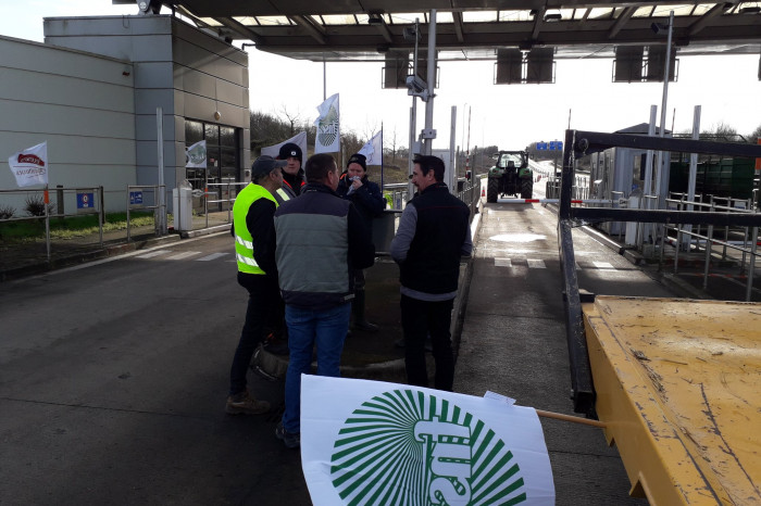 More road blockades in France as farmers 'besiege’ Paris from 2pm