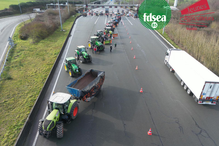 Farmers threaten to bring major French motorways and Paris to a standstill today