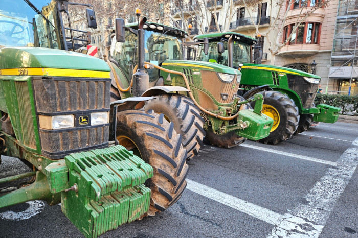 Governments must compensate hauliers for damage caused by farmers’ protests, IRU says