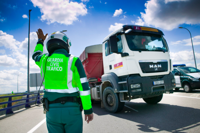 Spanish civil guard equipped with 500 new tachograph card readers