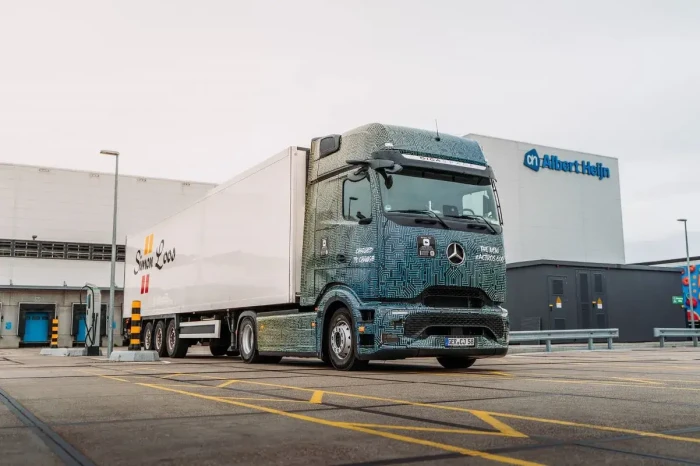 Simon Loos expands electric fleet with 75 Mercedes-Benz trucks