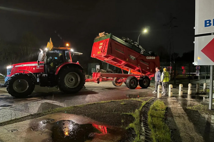 French farmers blockade Bordeaux port – day 4 of protest