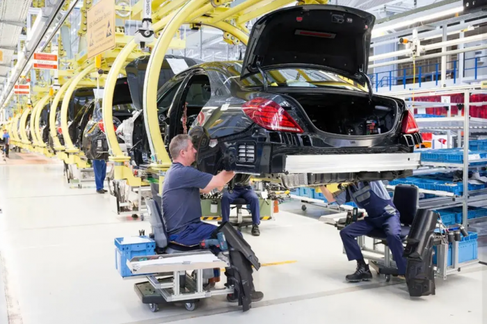 Mercedes-Benz urges hauliers to cut rates by 10%, BGL warns of risks