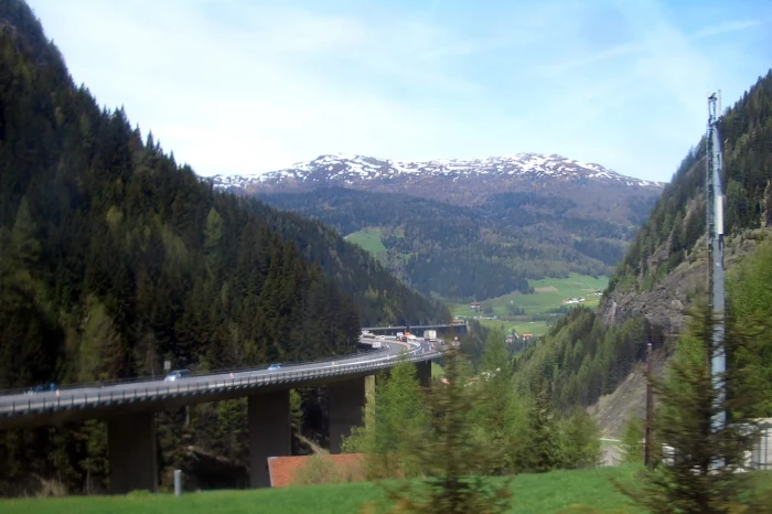 Temporary truck traffic bans on major European route: bridge renovation begins
