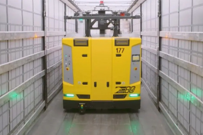 Robot takes over pallet loading, giving drivers a break at the dock